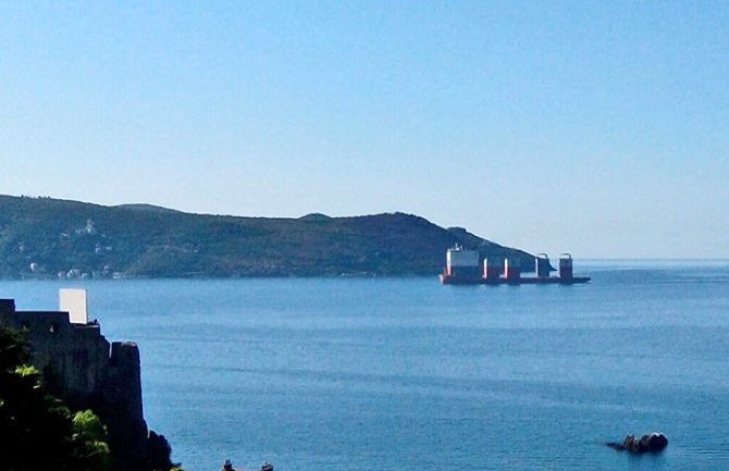 Najveći teretni brod na svijetu uplovio u Boku