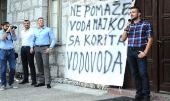 URA DPS-u: Naša budućnost je slobodno Cetinje, a vaša prugaste uniforme	