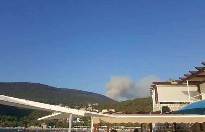 Na Luštici opet gori