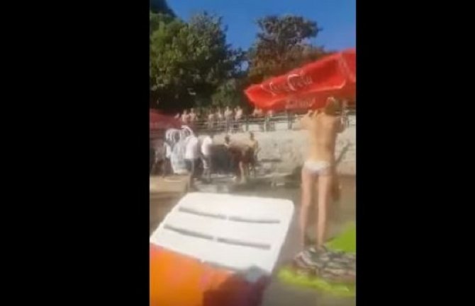 Herceg Novi: Tuča na plaži, četvorica na jednog (Video)