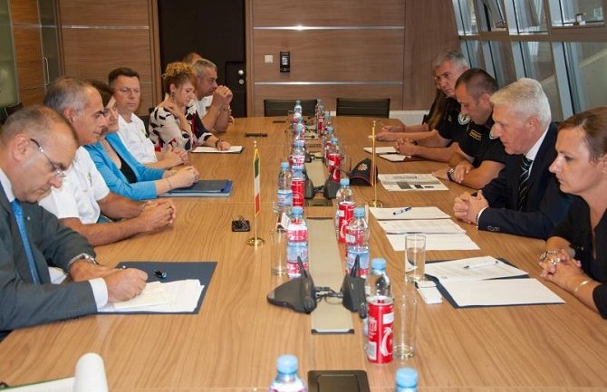 Od Italije Crnoj Gori dva čamca za nadzor granice na moru