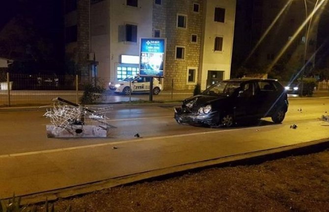 Vozač izletio u drugu traku i udario stranca