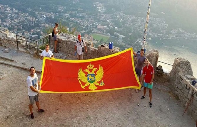 Zastava ponovo na svom mjestu