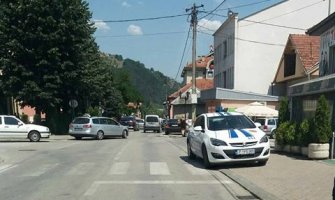 Čitaoci šalju: Nepropisno parkirano policijsko vozilo(FOTO)