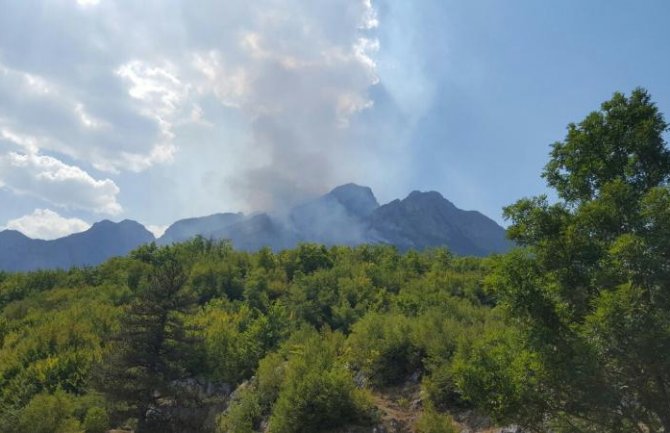 Više požara na Prokletijama, angažovana i policija