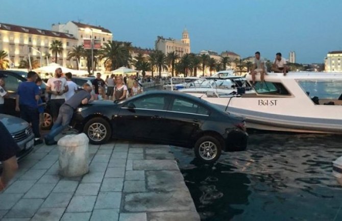 Split: Auto zamalo upalo u more,  prolaznici pomogli sjedeći na haubi 