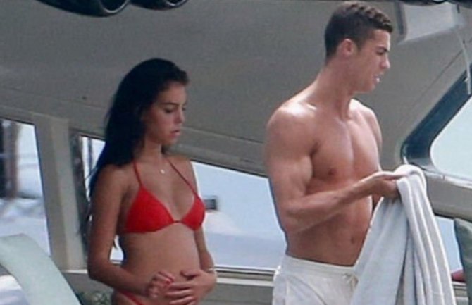 Erotske scene na jahti: Ronaldo i Georgina u vatrenim zagrljajima(FOTO)