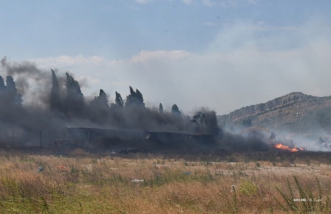 Požari u Podgorici: Ugrožene kuće i vikendice, gori kod karaule Jagoda i na Trmanju