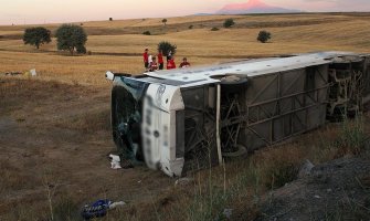 Autobus pokušao da izbjegne kravu i završio u provaliji: Poginule četiri osobe