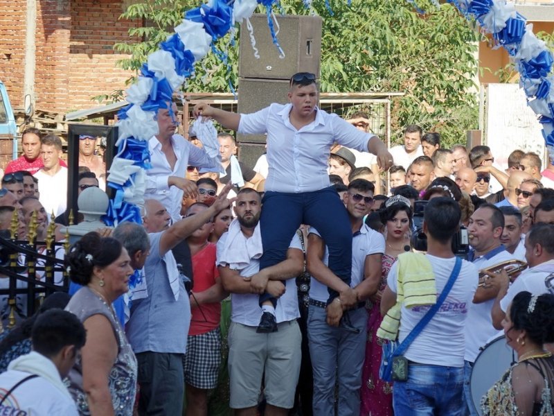 LESKOVAC09RomiSvadbaMladozenjaulaziudvoristeFOTOMIvanovic