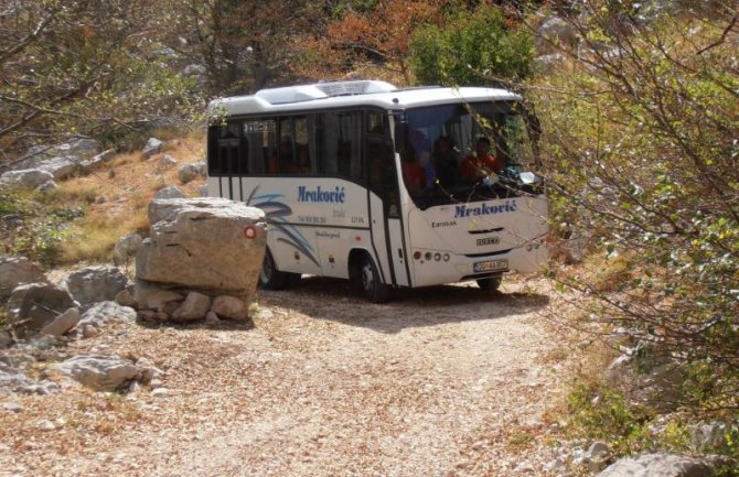 Stigao prvi autobus pod Vratlom(FOTO)