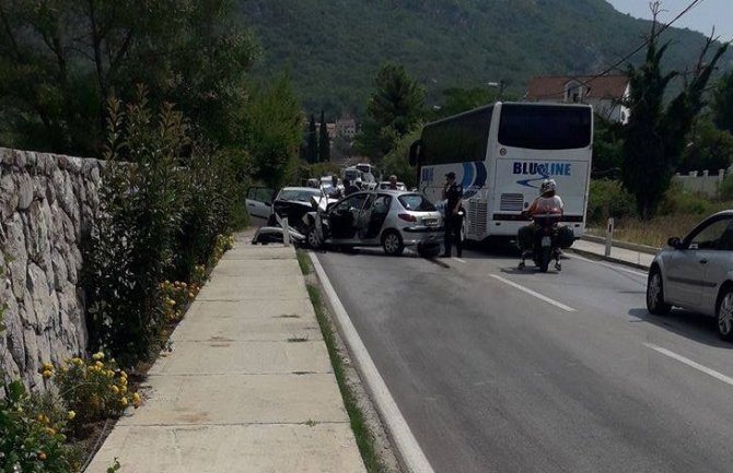 Udes u Lastvi Grbaljskoj, više osoba povrijeđeno