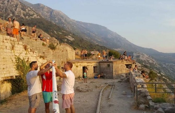 DPS Kotor: Direkcija manipuliše o postavljanju zastave, pored praznog jarbola nijesmo ih sreli