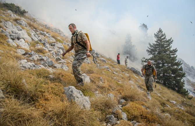 Požari bukte na Lovćenu, vojska i mještani pomažu u gašenju(FOTO)