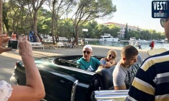 Đukanović kao Tito: Provozao se u maršalovom kadilaku (Foto)