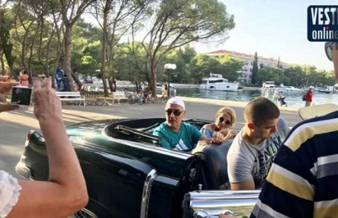 Đukanović kao Tito: Provozao se u maršalovom kadilaku (Foto)