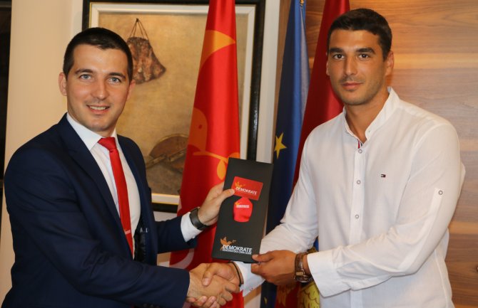 Odbojkaš pristupio Demokratama: Dobro nam došao Vuče