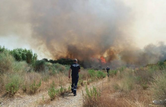 Novi požari na primorju, vatra se primakla kućama