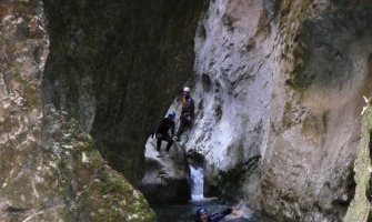 Bez opreme i vodiča, sa troje male djece otišao u kanjon Nevidio