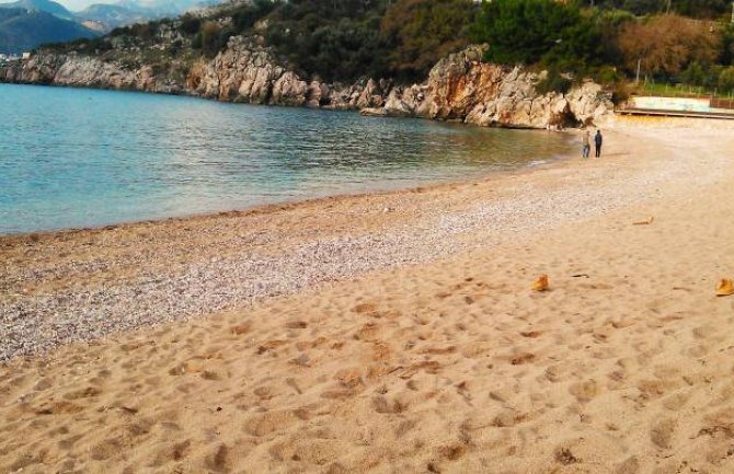 Pržno: Izlile se fekalije u more, nesnosan miris otjerao goste