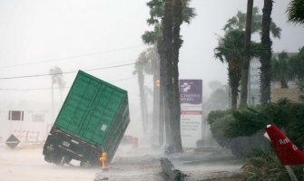 Uragan Harvi  donio poplave, spasioci čamcima pomažu ljudima (FOTO)