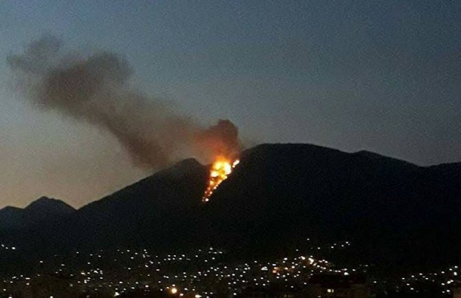 Bar: Poljak zapalio vatru da bi ga locirali, pa izazvao požar na brdu