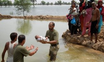 U poplavama u Pakistanu stradalo najmanje 13 osoba