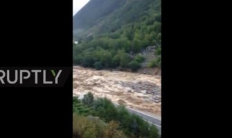 Rusija: Odron zarobio 300 turista i zbrisao put (VIDEO)