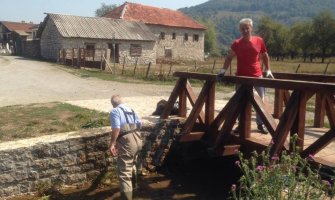 Zaposleni u NP Prokletije očistili Ali-Pašine izvore i postavili klupe