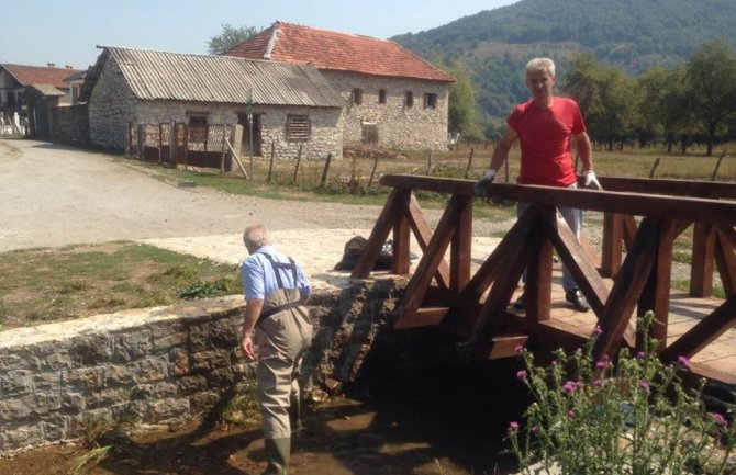 Zaposleni u NP Prokletije očistili Ali-Pašine izvore i postavili klupe