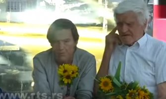 Baba i deda prodaju suncokrete kako bi pomogli ćerki koja ima bolesnog sina