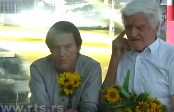 Baba i deda prodaju suncokrete kako bi pomogli ćerki koja ima bolesnog sina