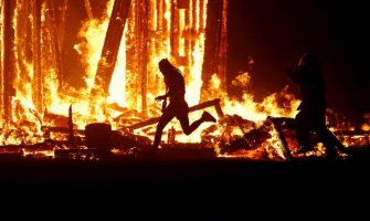 Šok na festivalu Burning Man: Skočio u vatru da bi se ponovo rodio?