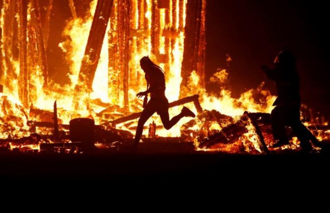 Šok na festivalu Burning Man: Skočio u vatru da bi se ponovo rodio?