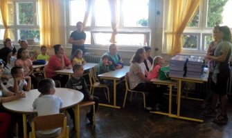 Prvacima podijeljene besplatne knjige, Opština obezbijedila i prevoz za đake iz sela