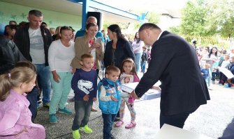 Žurić uručio udžbenike prvacima u Rasovu