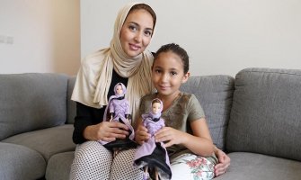 Izmislila igračku kako bi ćerki približila vjeru: Lutka koja citira Kuran (VIDEO)