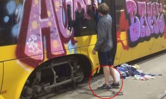 Crtača grafita vezali lancem za tramvaj dok ne očisti žvrljotine