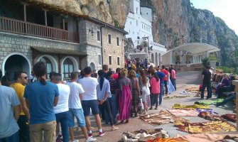 Hodočašće Ostrogu ne jenjava, Sv. Vasiliju na poklonjenje dolaze svi