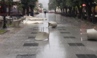 Vjetar oduvao inventar kafića u centru Bijelog Polja (VIDEO)