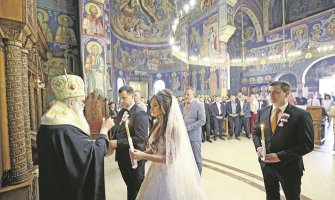 Amfilohije zapjevao na svadbi političarke iz Srbije (VIDEO)