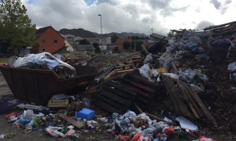 Cetinje zatrpano u smeću: URA poziva nadležne da reaguju(FOTO)