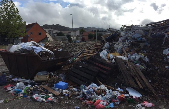 Cetinje zatrpano u smeću: URA poziva nadležne da reaguju(FOTO)