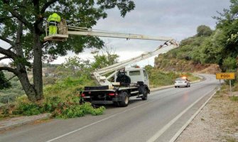 Polomljeno drveće i zatrpani kanali u Herceg Novom