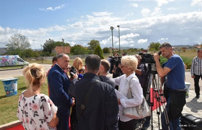 Simović: Intrige i manipulacije preče od napretka