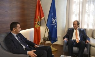 Njemačka Crnoj Gori donirala šest lakooklopnih vozila