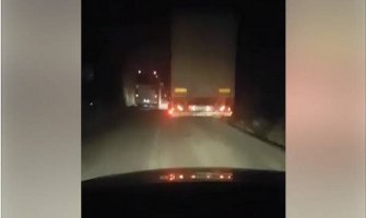 Autobus pretiče u tunelu na punoj liniji (VIDEO)