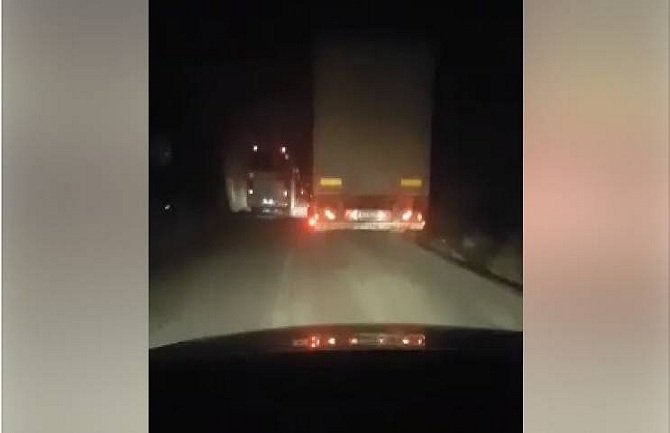 Autobus pretiče u tunelu na punoj liniji (VIDEO)