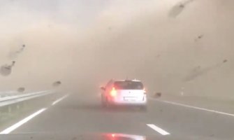 Tornado na put BG-NS: Pogledajte reakciju vozača(VIDEO)