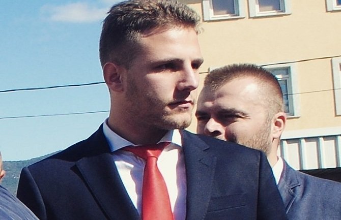 Vuković: Ne bi začudilo da funkcioneri počnu i gorivo da istaču i preprodaju koliko su se osilili